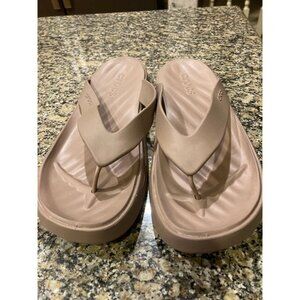Women’s Tan Capri Crocs Flip Flop Sandals Size 10
